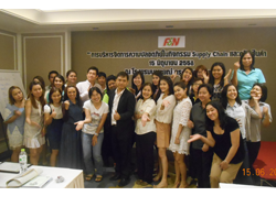 ถ่ายภาพร่วมกันเป็นที่ระลึก